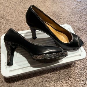 Like new!  Stunningly sexy 3” black with faux snakeskin embellished pump & trim.